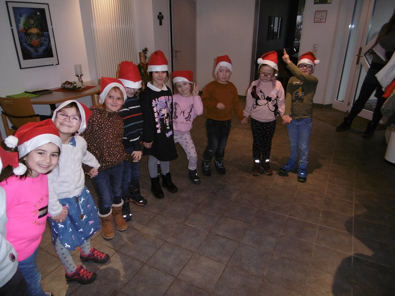Schulanfänger*innen besuchen die Senioren in Ramsbeck